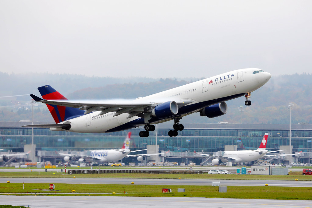 Украинский иммигрант выплатит Delta AirLines миллион долларов за противозаконное накопление миль